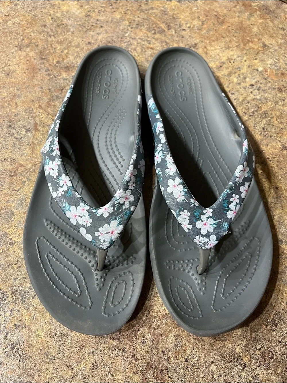 Crocs Kadee II Printed Floral Flip Flops Women’s 9 W9 Black Flower Sandals DESCR